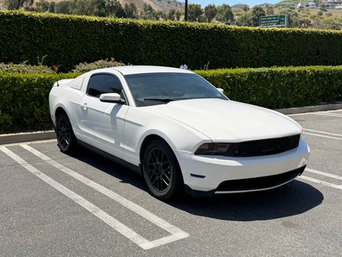 Used 2012 Ford Mustang Premium RWD image 3