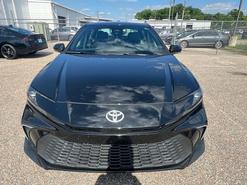 Used 2025 Toyota Camry SE FWD image 3