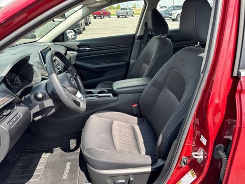 Used 2024 Nissan Altima 2.5 SV FWD image 9