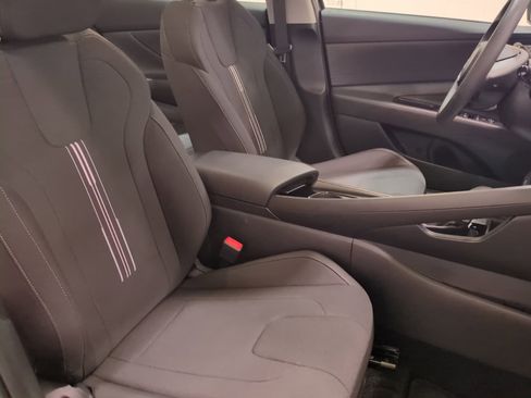 Used 2025 Hyundai Elantra Blue image 12