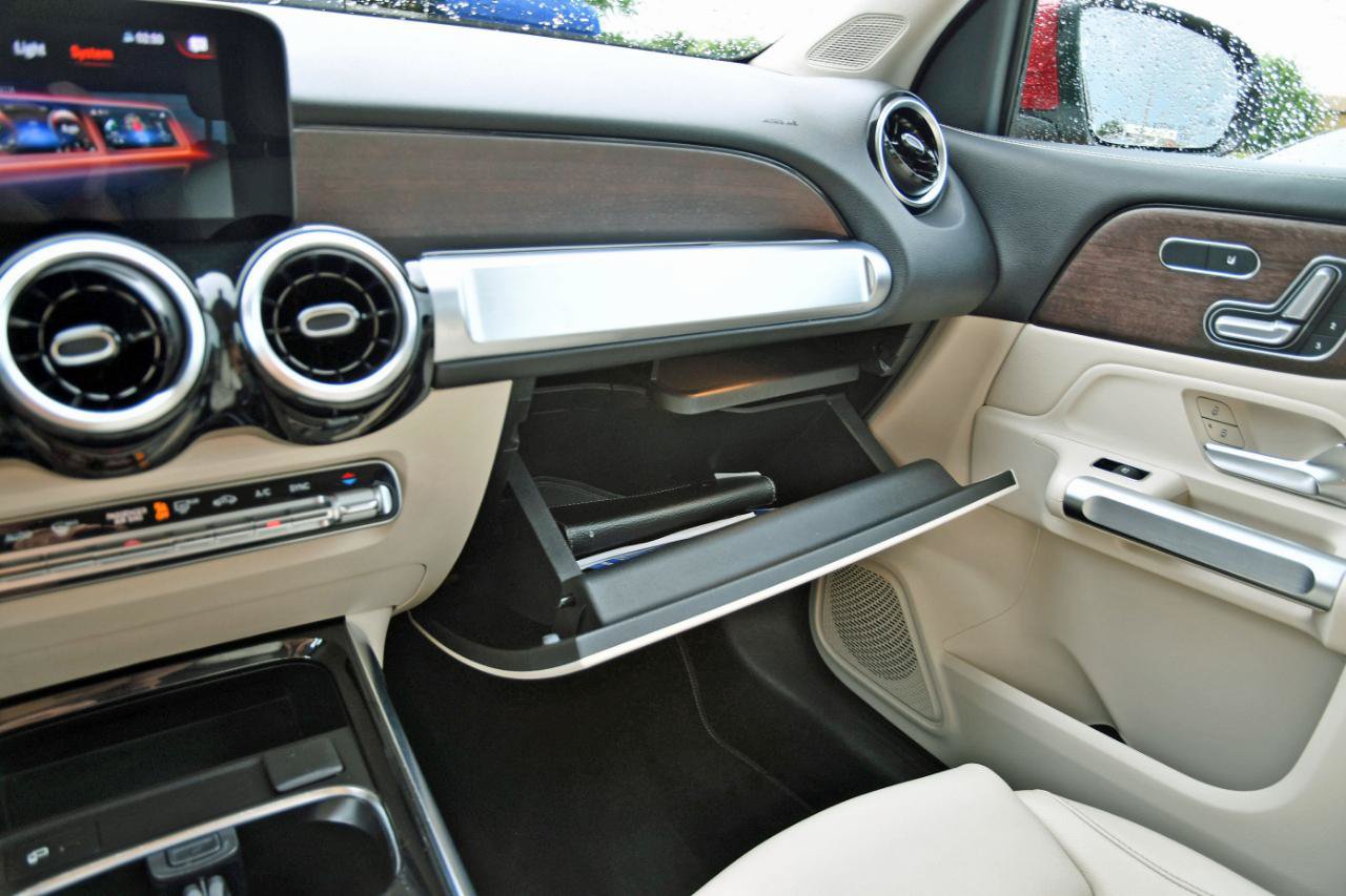 Used 2022 Mercedes-Benz GLB 250 w/ Premium Package image 30