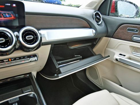 Used 2022 Mercedes-Benz GLB 250 w/ Premium Package image 30