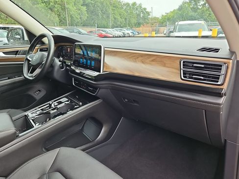 Used 2025 Volkswagen Atlas SE AWD/4WD image 33