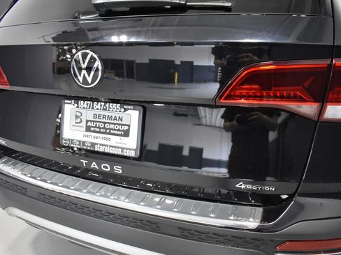 Used 2022 Volkswagen Taos SE w/ Panoramic Sunroof Package AWD/4WD image 12