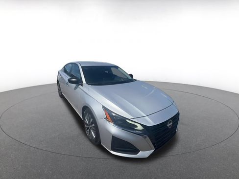 Used 2025 Nissan Altima 2.5 SV FWD image 3