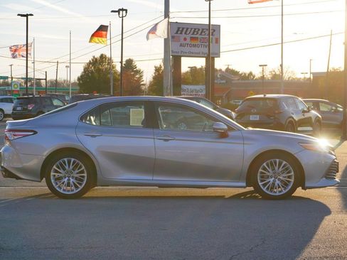 Used 2019 Toyota Camry XLE image 8