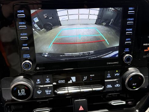 Used 2020 Toyota Highlander L AWD/4WD image 10