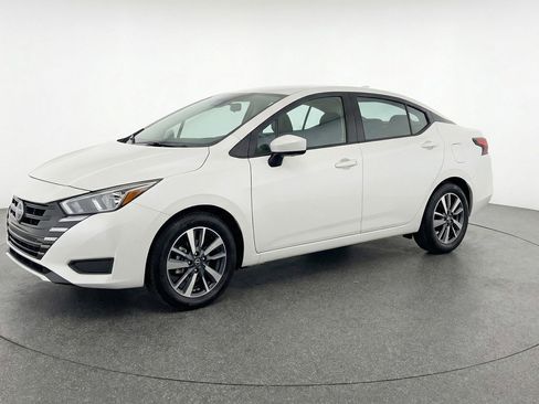 Used 2025 Nissan Versa SV image 3