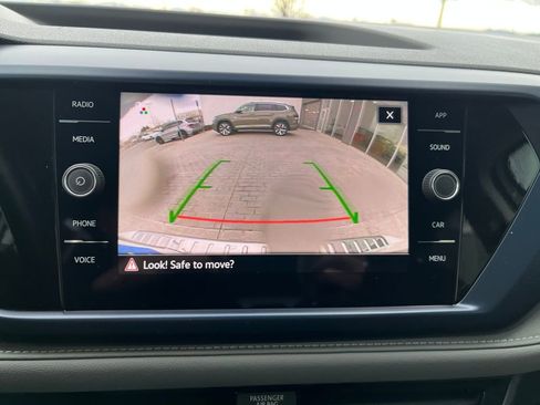 Certified 2024 Volkswagen Taos SE image 16