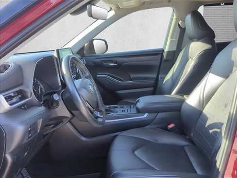 Used 2020 Toyota Highlander XLE image 13