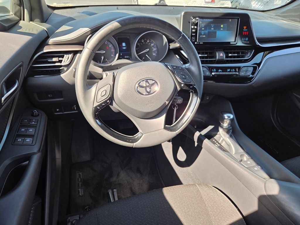 Used 2018 Toyota C-HR XLE FWD image 7