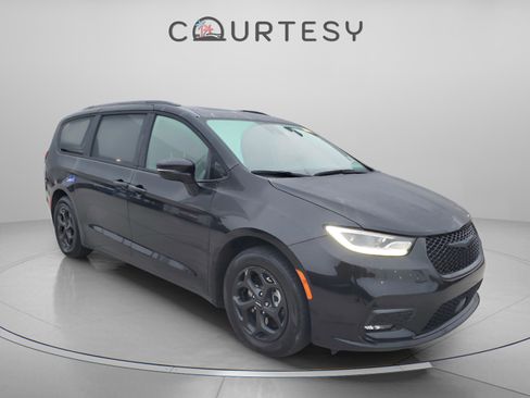 Used 2021 Chrysler Pacifica Limited w/ Uconnect Theater Family Group image 4