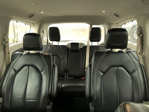 Used 2022 Chrysler Pacifica Touring-L image 13