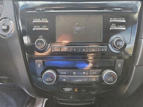 Used 2017 Nissan Rogue SV image 10