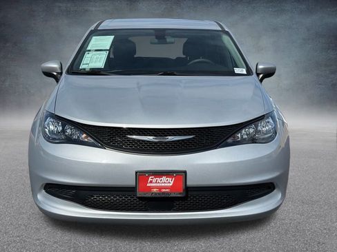 Used 2022 Chrysler Voyager LX image 9