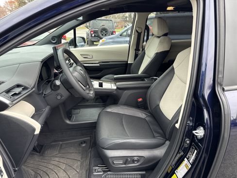 Used 2025 Toyota Sienna Platinum image 11