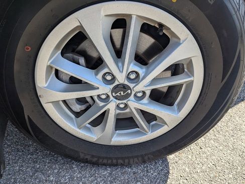 Certified 2024 Kia Carnival LX image 30