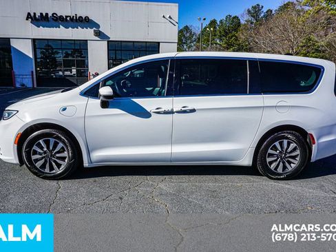 Used 2023 Chrysler Pacifica Touring-L image 7