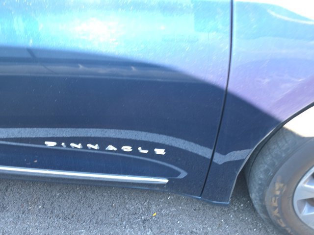 Used 2025 Chrysler Pacifica Pinnacle FWD image 3