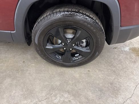 Used 2021 Jeep Cherokee Latitude Plus image 23