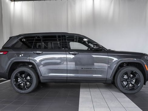 New 2025 Jeep Grand Cherokee Altitude image 3
