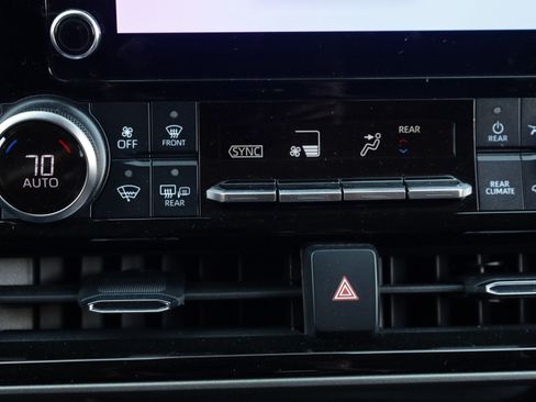 Used 2023 Toyota Highlander LE AWD/4WD image 11