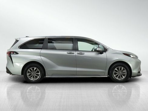 Used 2021 Toyota Sienna XLE image 6