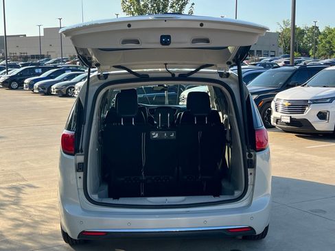 Used 2020 Chrysler Pacifica Touring-L FWD image 14