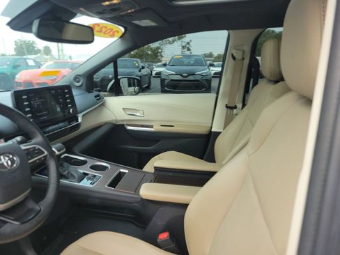 Used 2022 Toyota Sienna XLE image 18