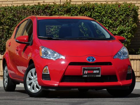 Used 2014 Toyota Prius C One image 3