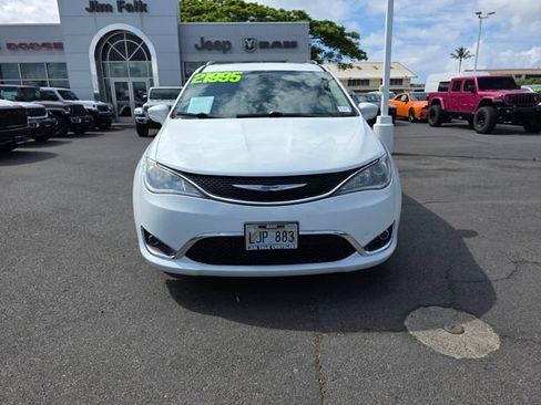 Used 2019 Chrysler Pacifica Touring-L FWD image 2