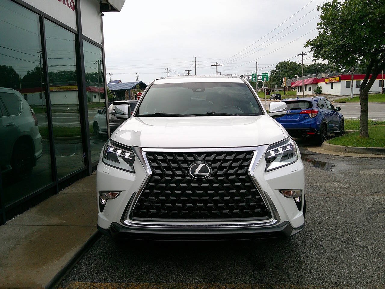 Used 2022 Lexus GX 460 Luxury w/ Sport Design Package AWD/4WD image 3