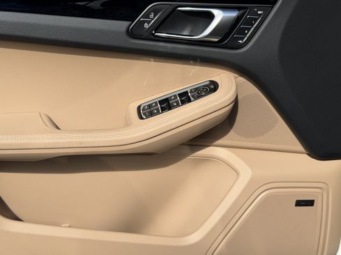 Certified 2025 Porsche Macan AWD/4WD image 19