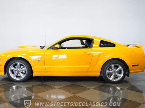 Used 2009 Ford Mustang GT Premium image 2