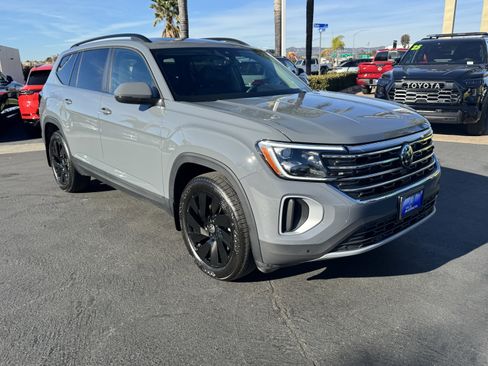 Certified 2025 Volkswagen Atlas SE w/ Panoramic Sunroof Package image 2