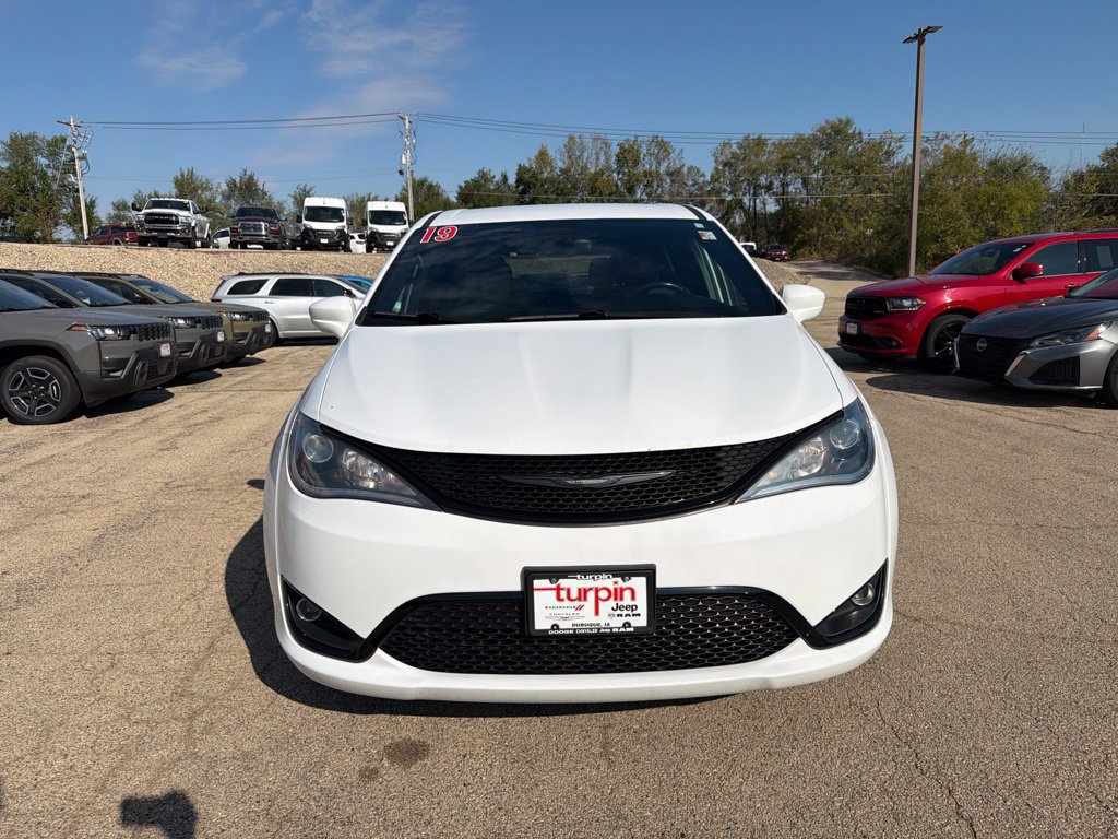 Used 2019 Chrysler Pacifica Touring Plus w/ S Appearance Package FWD image 2