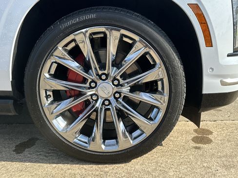Certified 2026 Cadillac Escalade ESV Luxury w/ LPO, Radiant Package AWD/4WD image 13