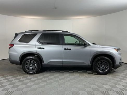 Used 2025 Honda Pilot TrailSport image 4