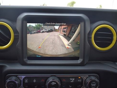 Used 2023 Jeep Wrangler Unlimited Sahara w/ Cold Weather Group image 16