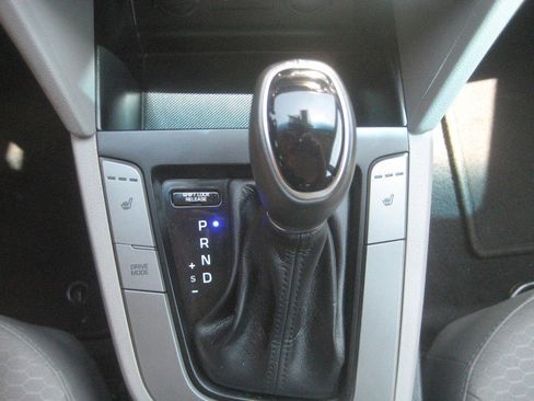 Used 2020 Hyundai Elantra Value Edition FWD image 17