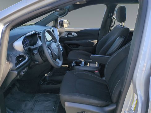Used 2024 Chrysler Pacifica Touring image 10