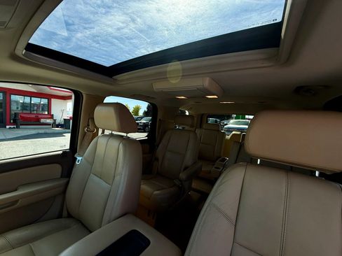 Used 2007 GMC Yukon SLT w/ SLT Preferred Equipment Group AWD/4WD image 14