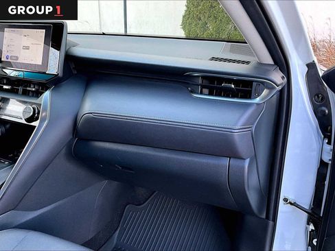 Used 2024 Toyota Venza LE image 17