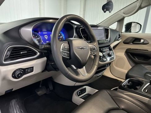 Used 2023 Chrysler Pacifica Touring-L FWD image 10