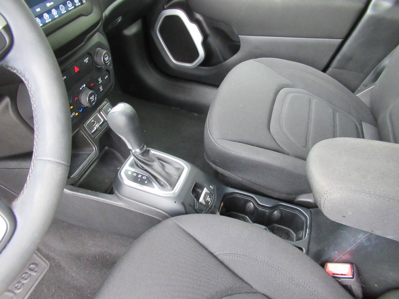 Used 2019 Jeep Renegade Latitude FWD image 16