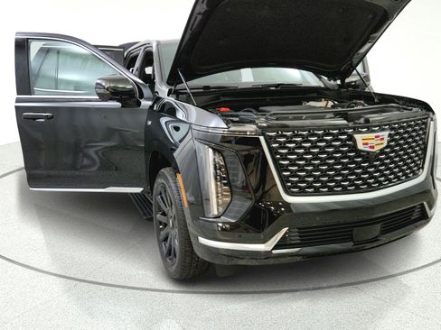 Used 2026 Cadillac Escalade Luxury w/ LPO, Floor Liner Package AWD/4WD image 9