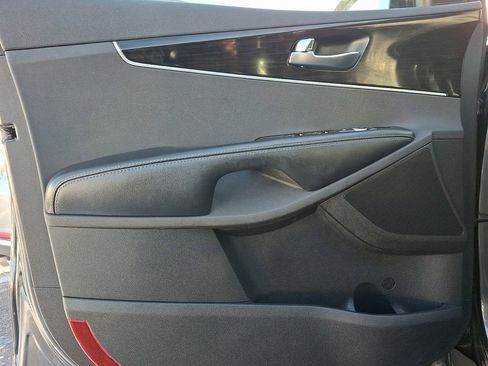 Used 2019 Kia Sorento EX image 12