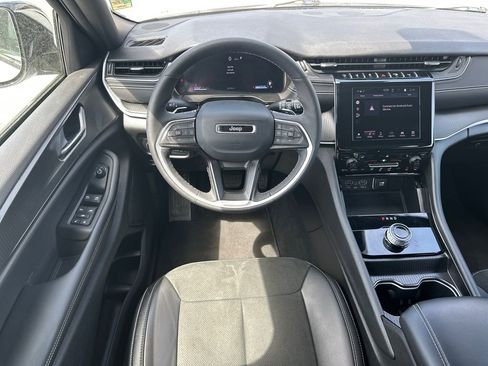 Used 2025 Jeep Grand Cherokee Altitude image 24