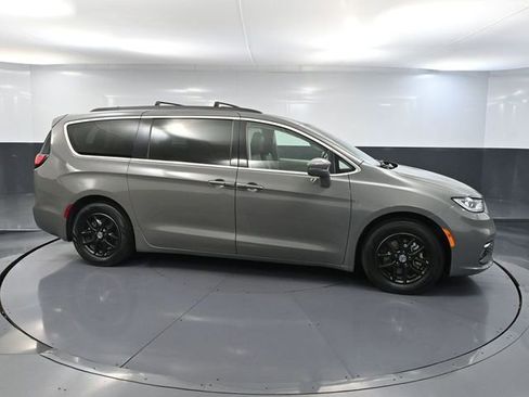 Used 2022 Chrysler Pacifica Touring-L image 4