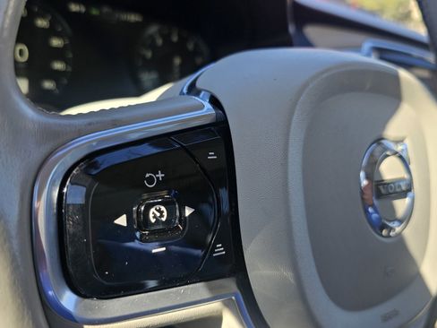 Used 2017 Volvo XC90 T6 Momentum w/ Vision Package image 43